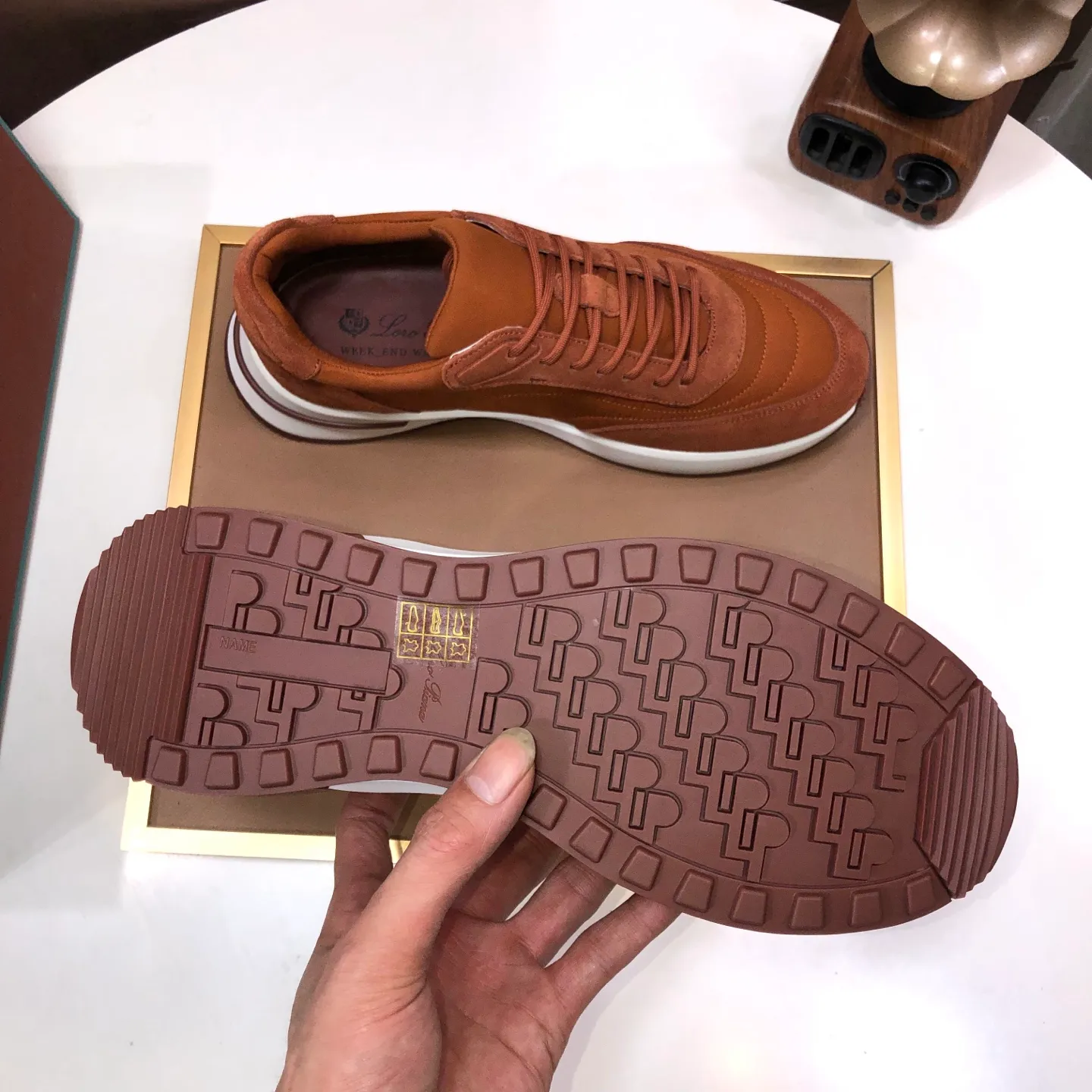 Men's shoes 💰600💰[𝐥𝐨𝐫𝐨 𝐏𝐢𝐚𝐧𝐚] lp classic loafers, an Italian treasure brand, the only brand that can match Hermès! Only after wearing it do we realize that we cannot let down our feet. The upper is imported cashmere, the lining of water-dyed cowhide ➕ the cowhide feet, the official original glass rubber outsole, and the pendant. Exclusive original packaging (tag ➕ brand paper ➕ outer box ➕ hand bag) code number: 38-45